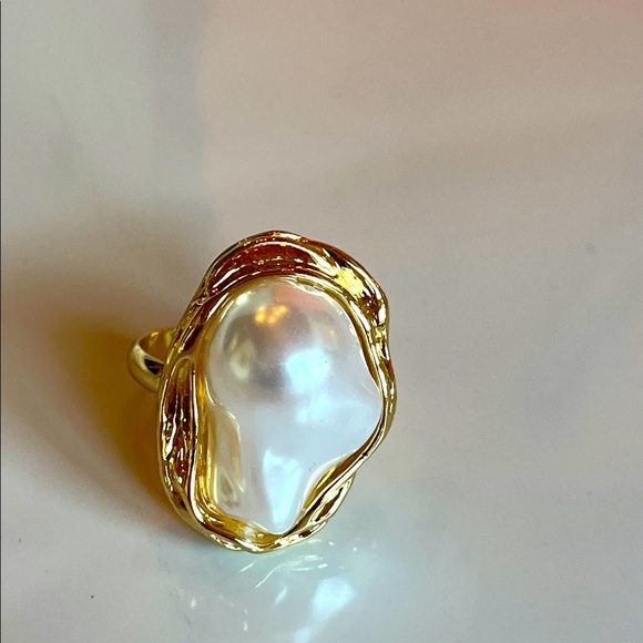 Goldtone and Pearl oversized Ring - Picture 1 of 10
